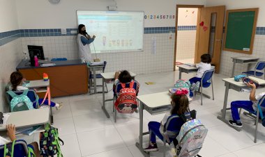 Professora de SP é reconhecida por inovação no Prêmio Destaque Aprimora de outubro